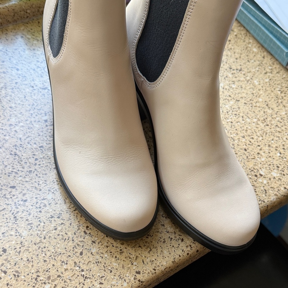 Women’s Blundstone Chelsea heeled Boots in Bone - Picture 4 of 4